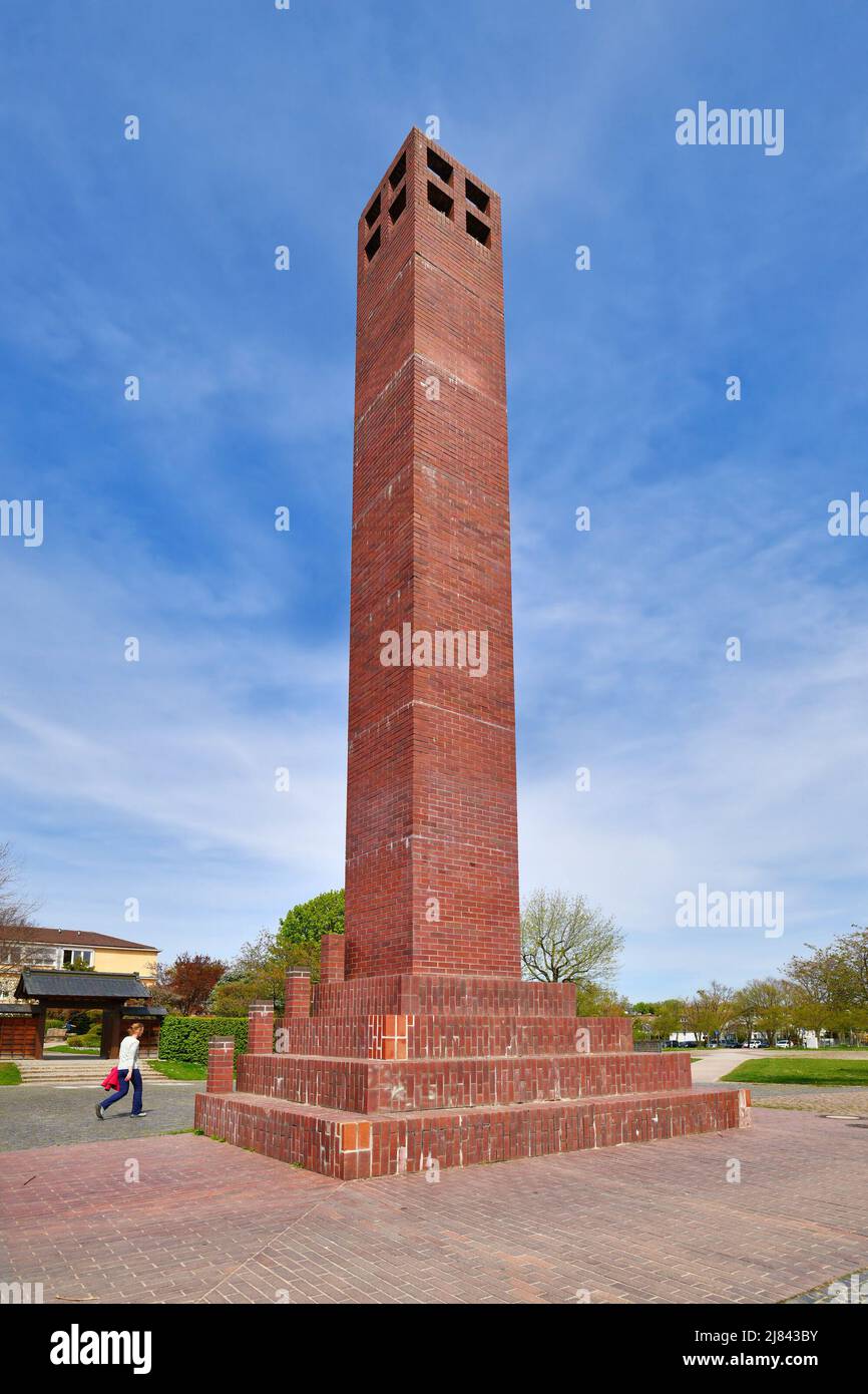 Friburgo, Germania - Aprile 2022: Torre del monumento angolare chiamata 'Lichtturm' in Piazza Regioplatz Foto Stock