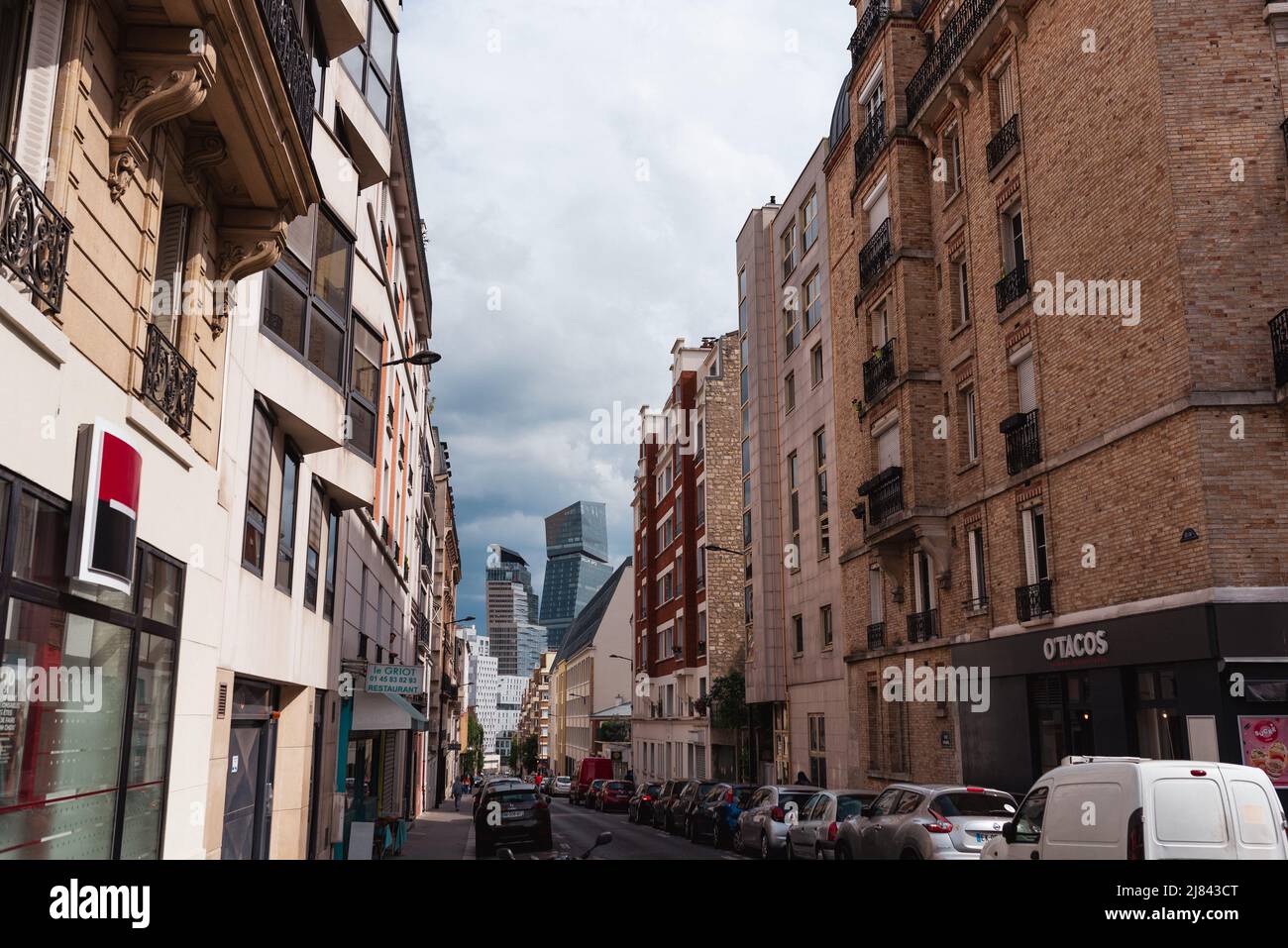 Parigi, Francia - 20 aprile 2022: Vicolo vecchio con edifici moderni e contemporanei sullo sfondo. Concetto di contrasto tra architettura nuova e vecchia Foto Stock