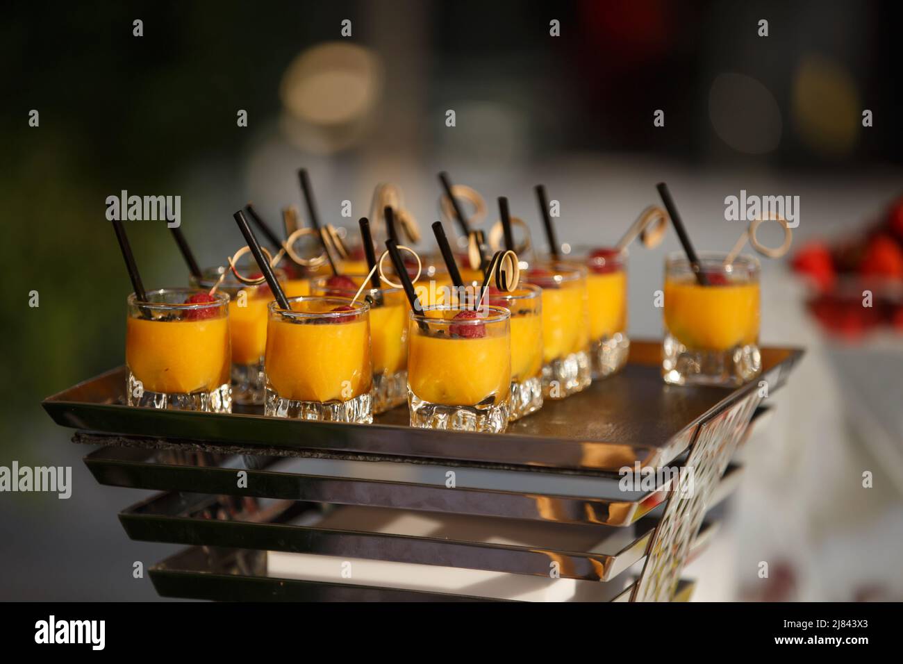 Dolci luminosi in tazze sul tavolo da nozze. Foto Stock