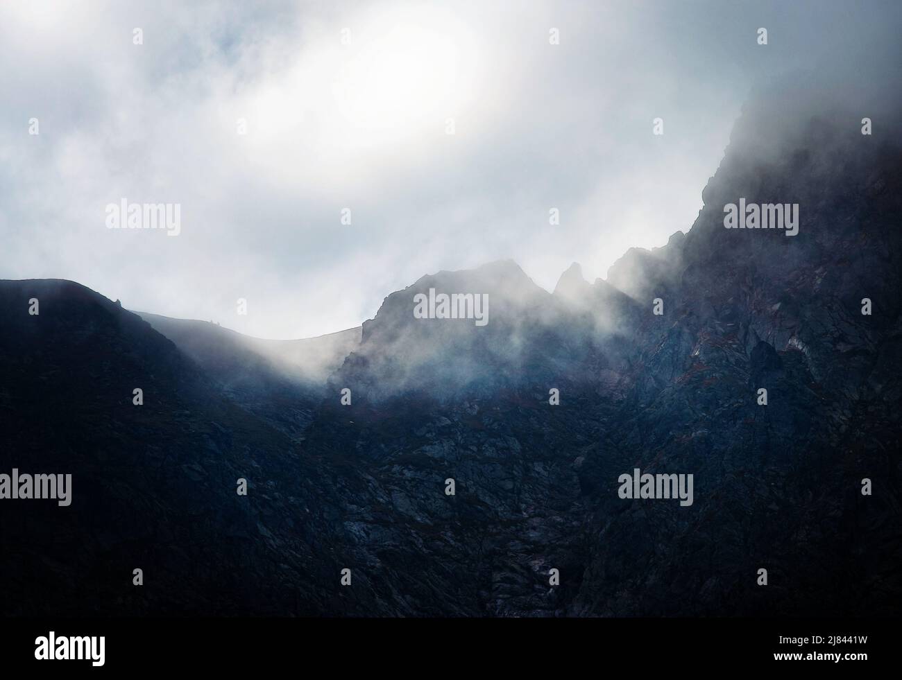 natura sfondo astratto nebbia scura sopra la sella di montagna Foto Stock