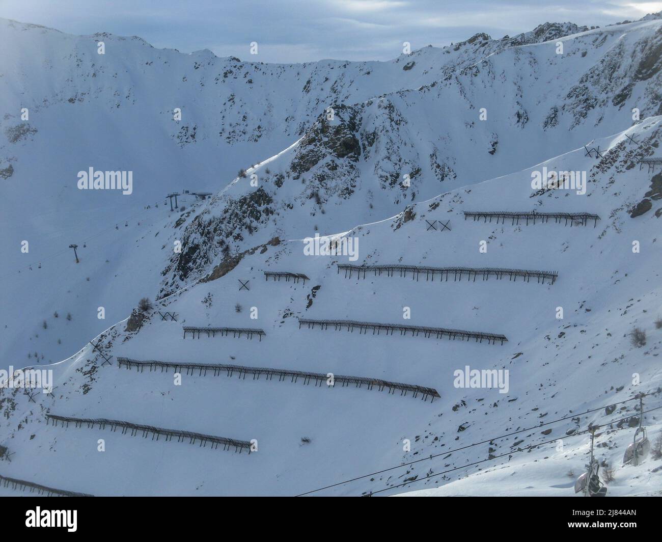 Guardie valanghe per proteggere la pista da sci Foto Stock