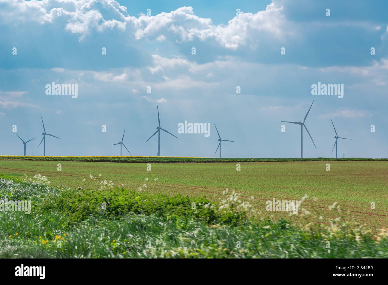 Campi e turbine eoliche nel nord della francia sotto il cielo blu nella campagna del nord della Francia Foto Stock