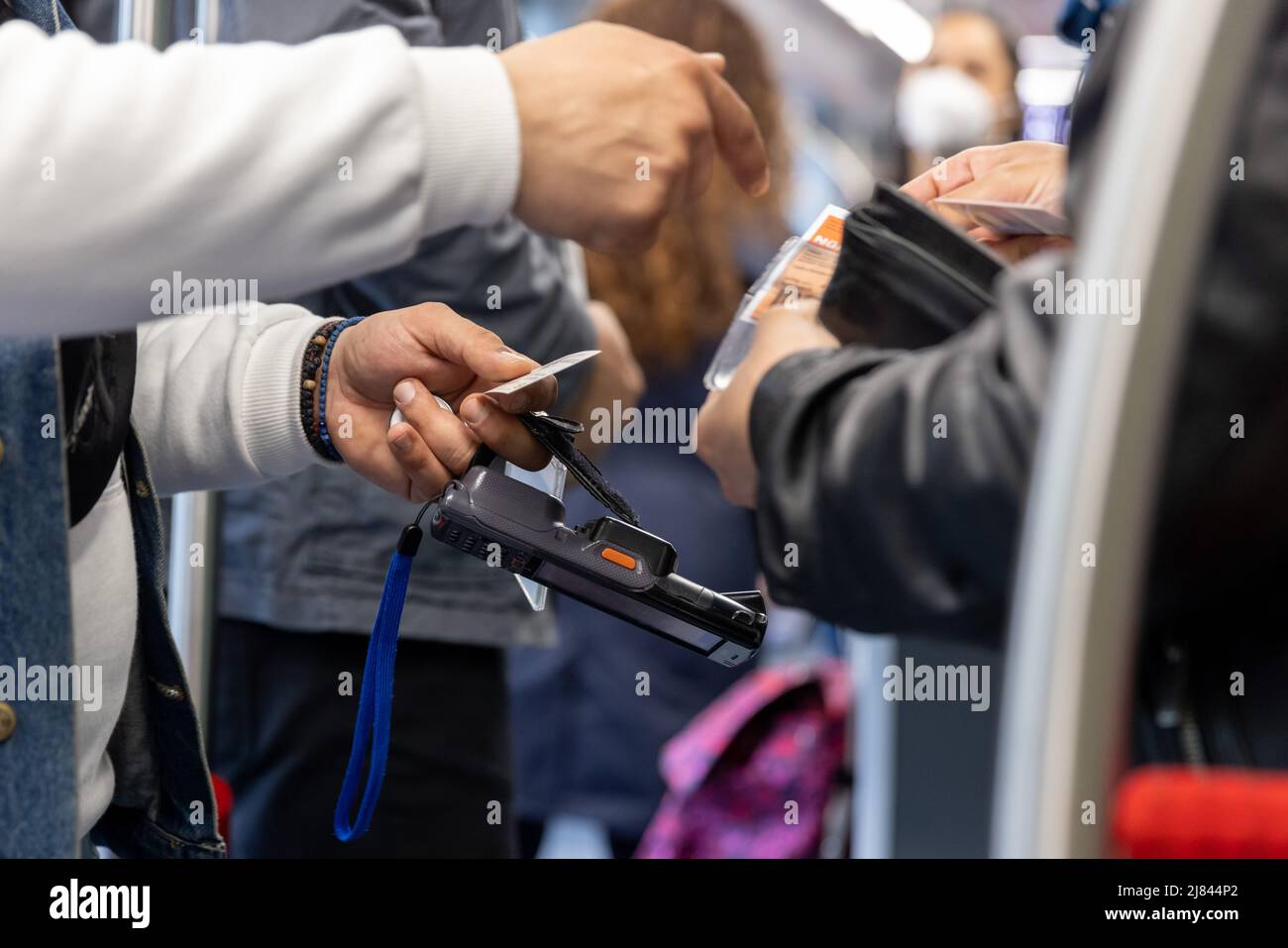 Norimberga, Germania. 05th maggio 2022. Un ispettore del biglietto (l) controlla il biglietto di un passeggero nella metropolitana del VAG (Verkehrs-Aktiengesellschaft Nürnberg). Credit: Daniel Karmann/dpa/Alamy Live News Foto Stock