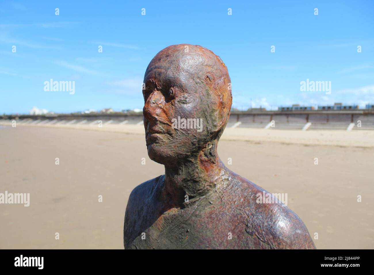 Uno dei famosi Iron Men a Crosby Beach a Liverpool, Regno Unito. 100 di queste statue uomini di ferro sono stati in spiaggia dal 2005. Foto Stock