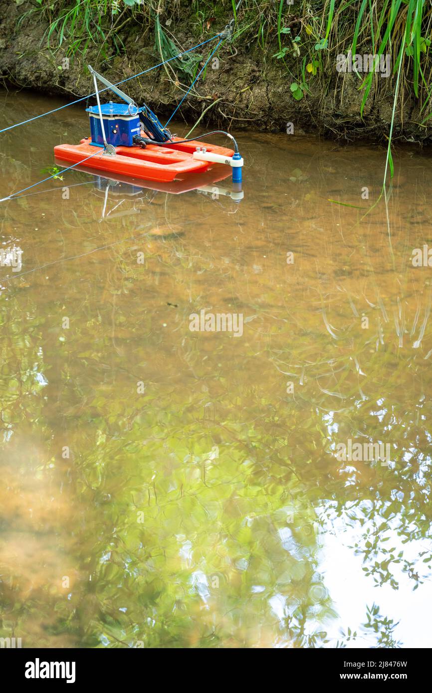 Un Acoustic Doppler Current Profiler (ADCP) è stato creato su un piccolo flusso per un progetto di scienza fluviale Foto Stock