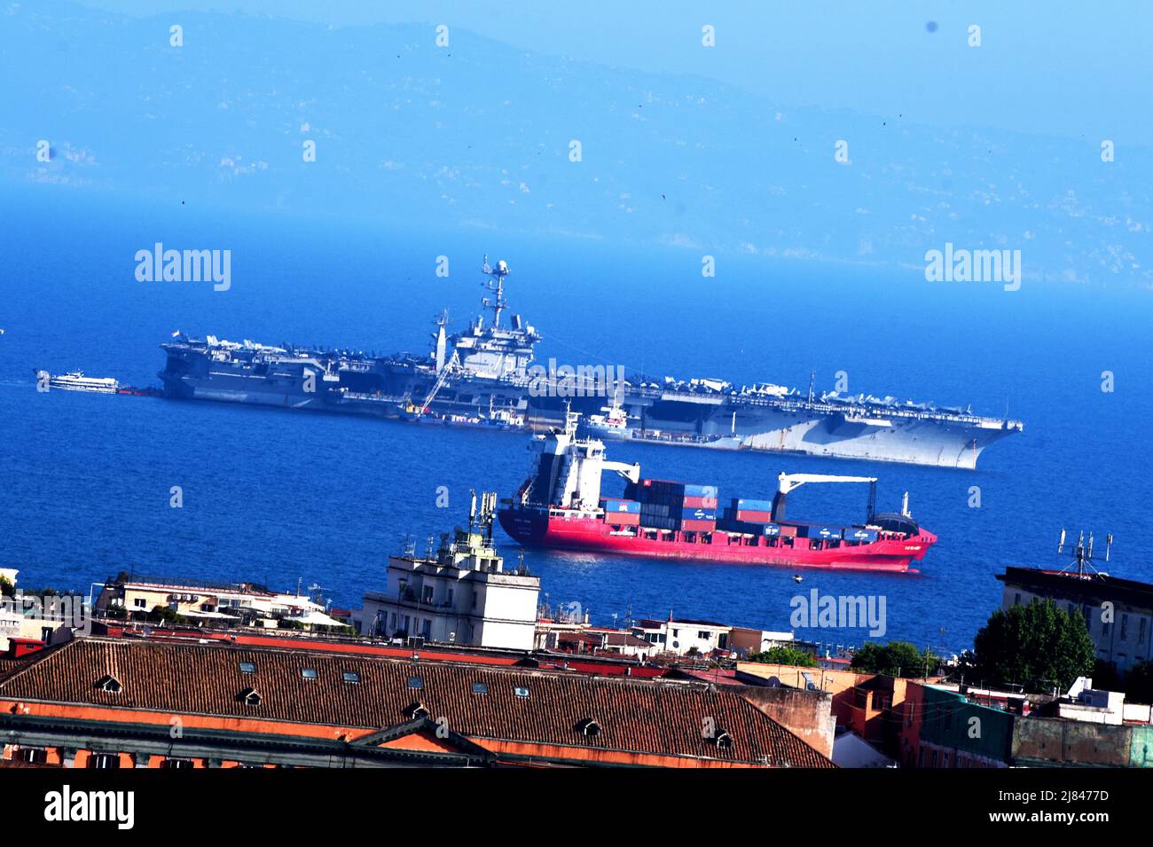 Napoli, Campania, Italia. 12th maggio 2022. Vettore aereo nucleare Truman ormeggiato nella baia di Napoli, il vettore aereo è impegnato in operazioni di sicurezza della sesta flotta per la stabilità marittima. (Credit Image: © Pasquale Gargano/Pacific Press via ZUMA Press Wire) Foto Stock