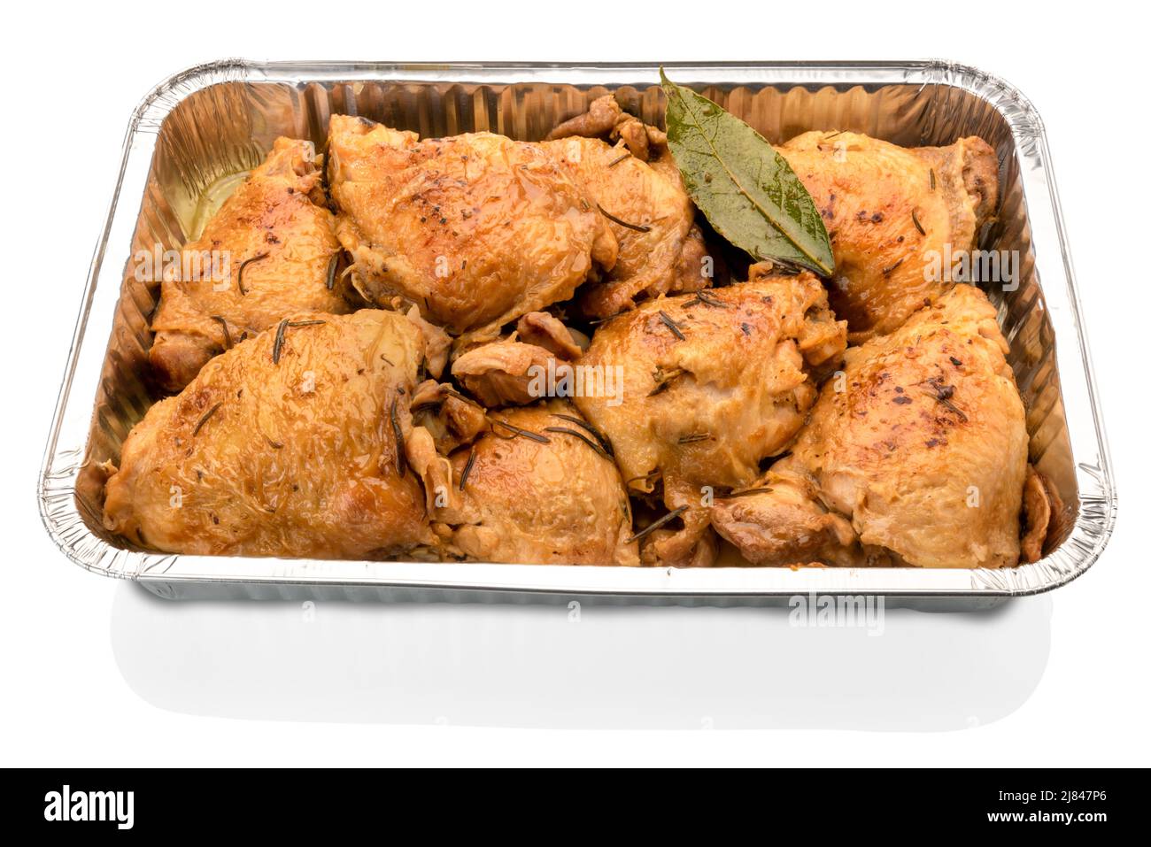 Pollo arrosto in scatola di alluminio per la cottura, cosce di pollo con fondo a foglia di alloro in vassoio di alluminio isolato su bianco - Clipping Path Foto Stock