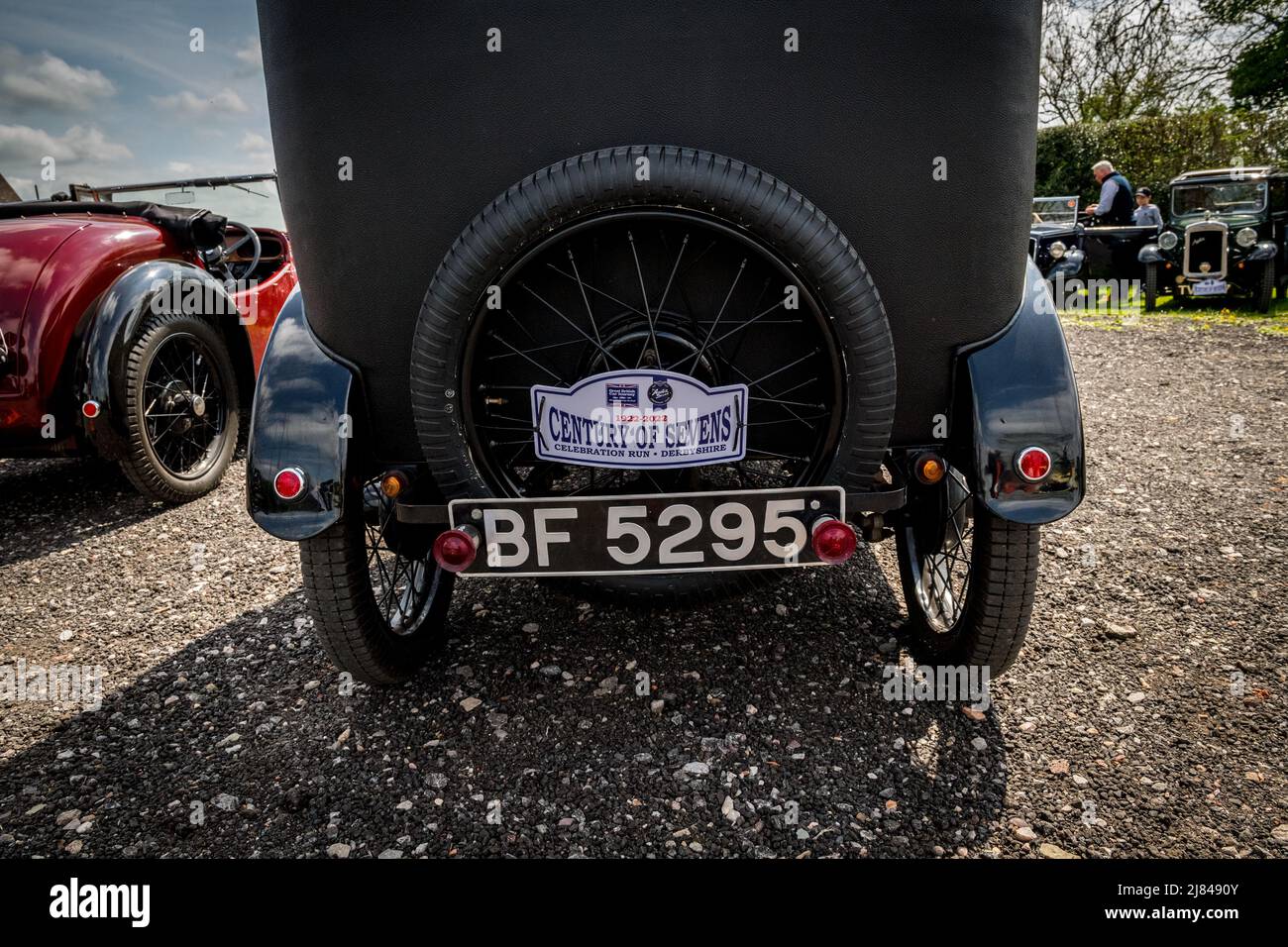 I soci del club automobilistico Pre War Austin 7 partecipano al tour "Century of Sevens Celebration" intorno al Derbyshire Dales. Foto Stock