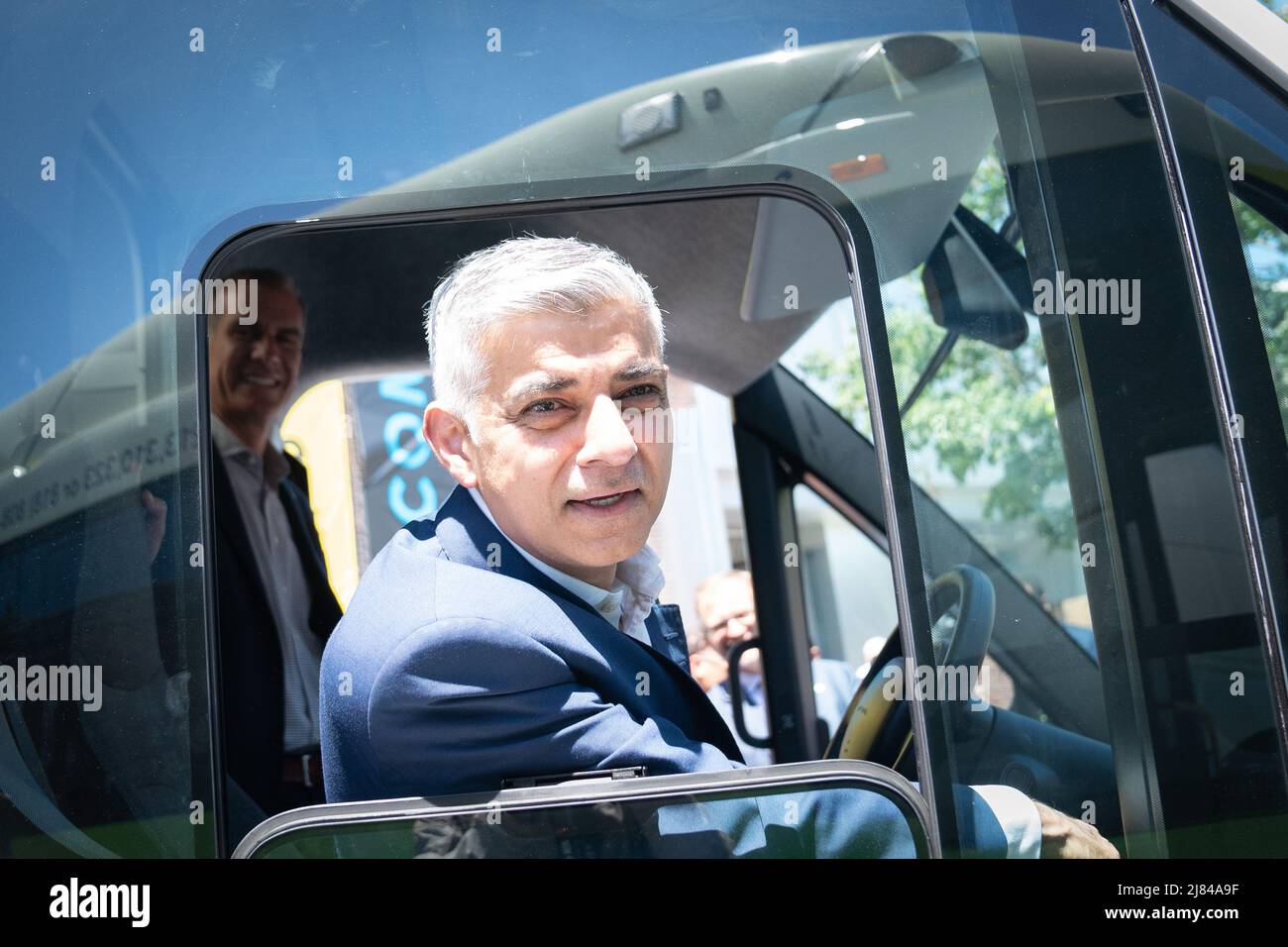 Il sindaco di Londra Sadiq Khan in un bus scolastico a emissioni zero durante una visita a Los Angeles Clean Tech Incubator (LACI) per mostrare il lavoro innovativo sulle emissioni dei veicoli, sul clima e sulla qualità dell'aria durante una visita negli Stati Uniti nel tentativo di potenziare l'industria turistica di Londra. Data immagine: Giovedì 12 maggio 2022. Foto Stock