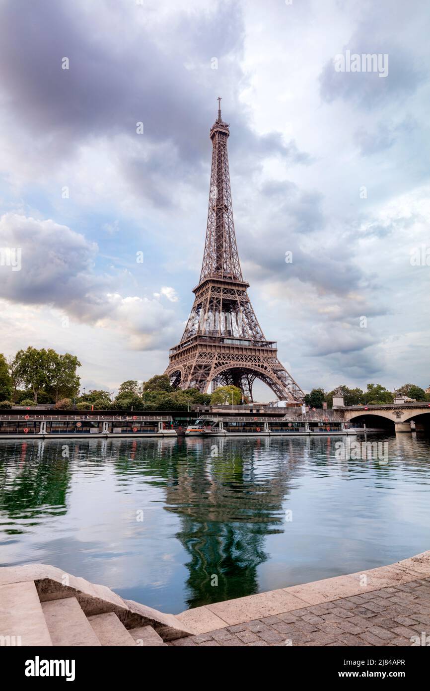 Mattina presto sopra la Torre Eiffel lungo la Senna, Parigi, Francia Foto Stock