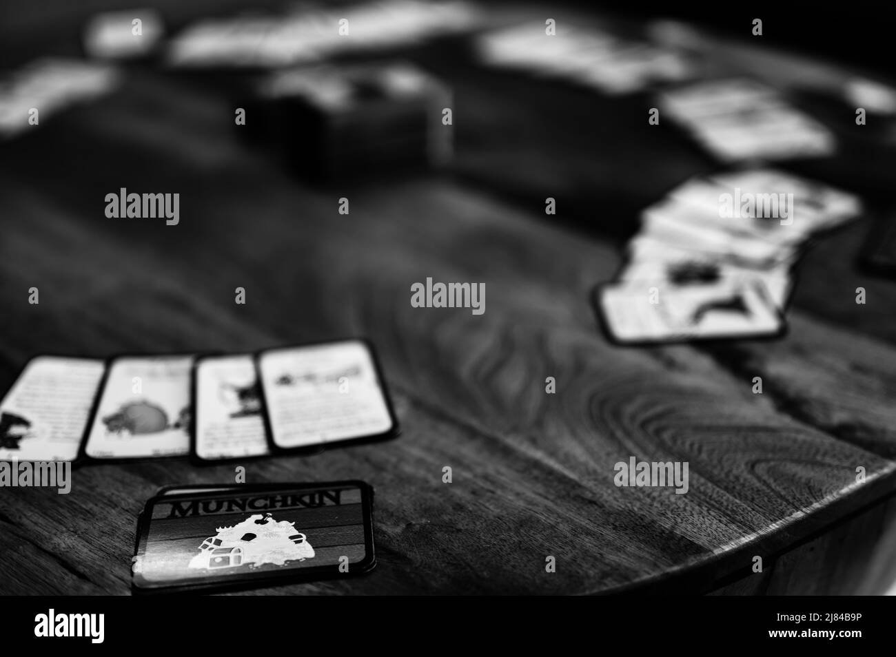 Sioux Falls, South Dakota, USA - 2,2022 - gioco di carte Munchkin in corso di gioco su un tavolo con raggruppamento di mani disposte. Foto Stock