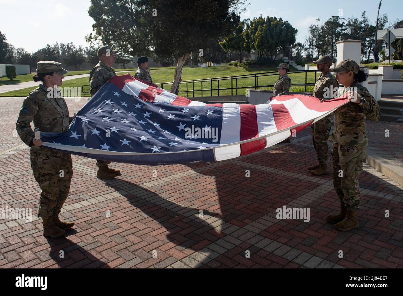 California, Stati Uniti. 27th Apr 2022. Space Launch Delta 30 leadership insieme ad Airmen e Guardiani della SLD 30 Delta staff Agencies condurre una cerimonia di ritiro il 27 aprile 2022, presso la Vandenberg Space Force base, California Retreat segna la fine del duty day, E la cerimonia è condotta durante il gioco dell'inno nazionale con l'abbassamento e il piegamento della bandiera degli Stati Uniti in una dimostrazione di rispetto. Credit: U.S. Space Force/ZUMA Press Wire Service/ZUMAPRESS.com/Alamy Live News Foto Stock