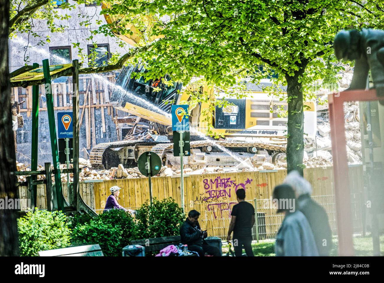 Das Kunstwerk 'Lindener Butjer' der Bildhauerin Ulrike Enders an der Stephanusstraße Umgezogen. Foto Stock