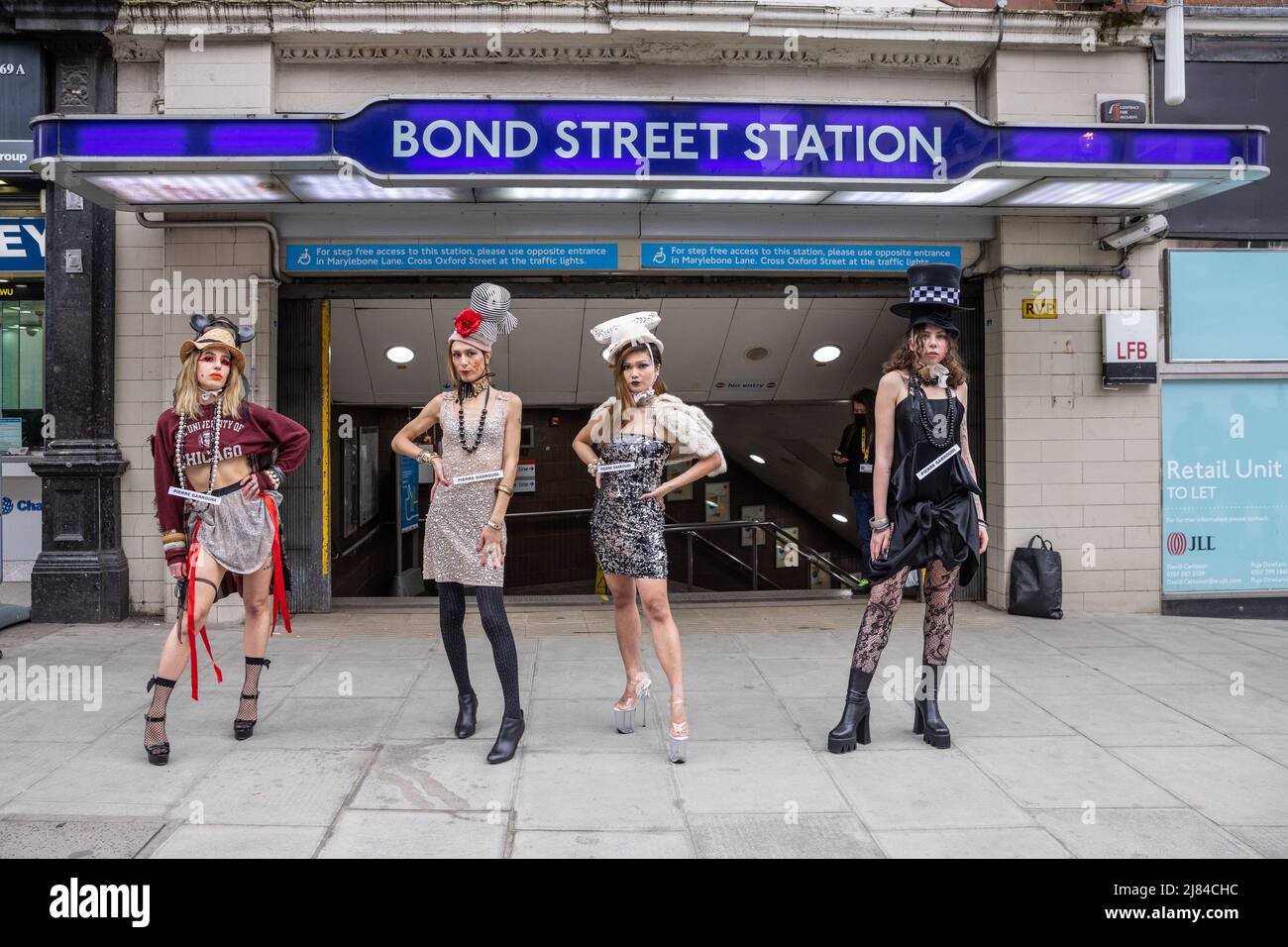 I modelli presentano la collezione di Pierre Garroudi, in una delle sfilate di moda flash mob del designer a Londra con: Atmosphere dove: Londra, Regno Unito quando: 07 Mar 2021 Credit: Phil Lewis/WENN Foto Stock