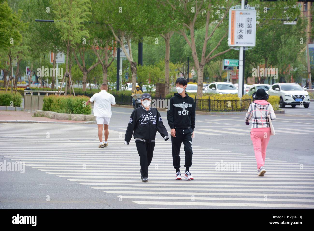 JILIN, CINA - 12 MAGGIO 2022 - i cittadini camminano su una strada a Jilin City, nella provincia di Jilin della Cina nordorientale, 12 maggio 2022. A partire dalle 24:00 del 11 maggio, Foto Stock