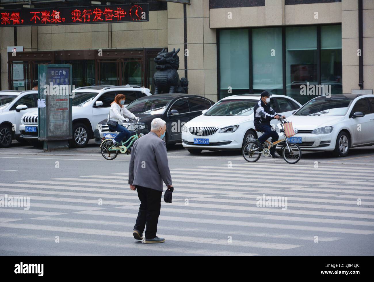 JILIN, CINA - 12 MAGGIO 2022 - i cittadini camminano su una strada a Jilin City, nella provincia di Jilin della Cina nordorientale, 12 maggio 2022. A partire dalle 24:00 del 11 maggio, Foto Stock