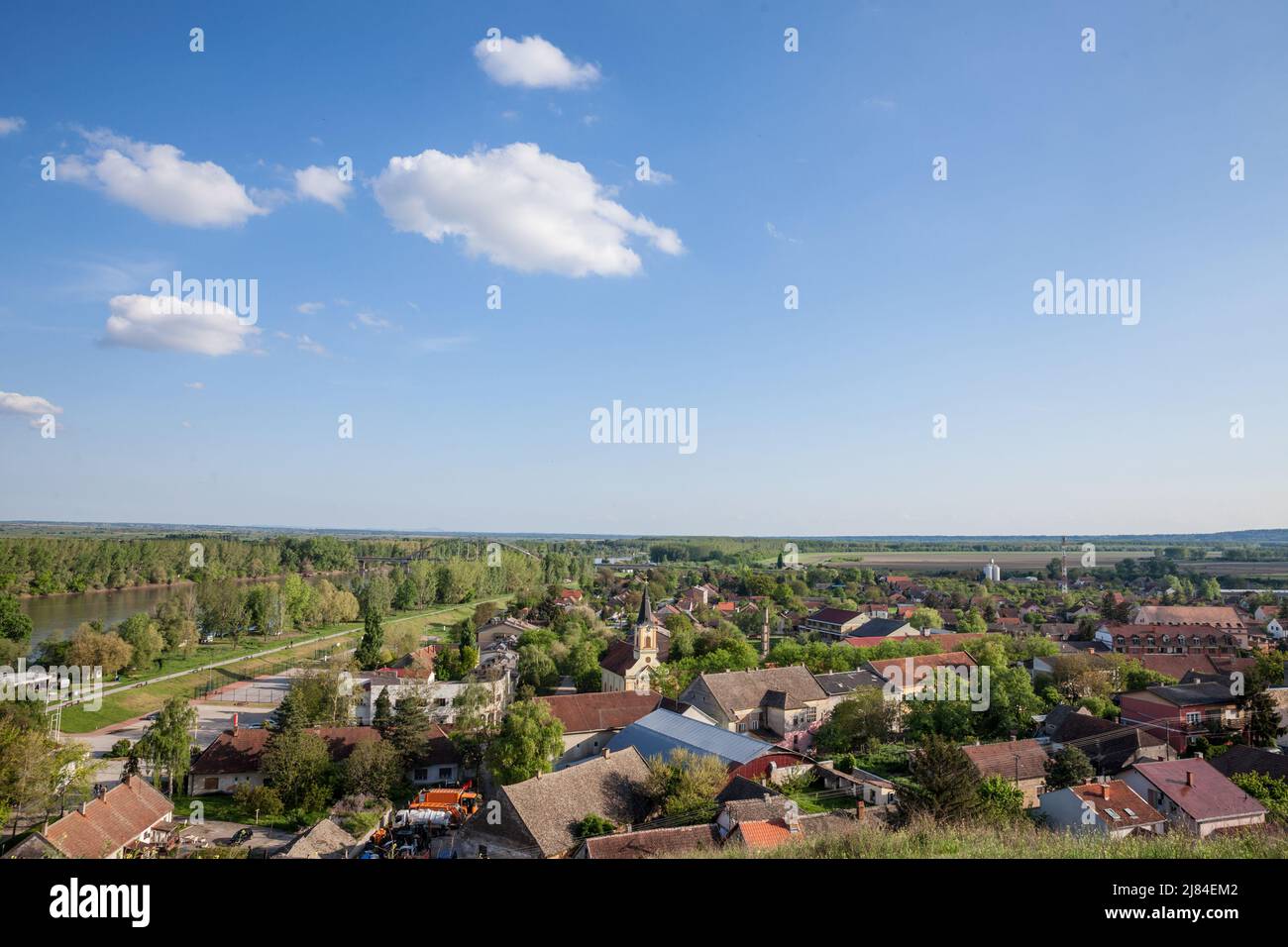 Foto di un paesaggio aereo e panorama di titel, in Serbia, in estate. Titel è una città dell'Bačka meridionale del distretto di Ty Foto Stock