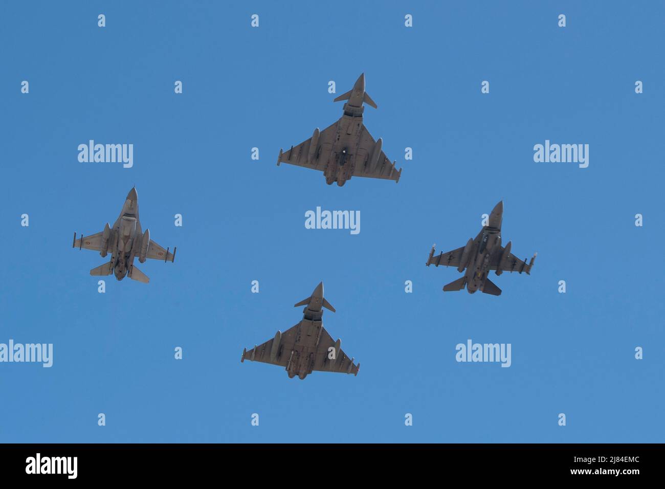 Base aerea Mihail Kogalniceanu, Romania. 8th Apr 2022. Un'aeronautica statunitense F-16 del 480th Squadrone combattente Expeditionary vola in formazione accanto a un'aeronautica rumena F-16 Fighting Falcon, un Typhoon dell'aeronautica italiana e un Typhoon dell'aeronautica reale sulla cerimonia di certificazione della NATO del RAF il 8 aprile 2022, presso la base aerea Mihail Kogalniceanu (MK), Romania. Le forze aeree alleate si levano in piedi da una parte all'altra per fornire una robusta difesa collettiva e garantire una vigilanza costante nello spazio aereo della NATO. Credit: U.S. Air Force/ZUMA Press Wire Service/ZUMAPRESS.com/Alamy Live News Foto Stock
