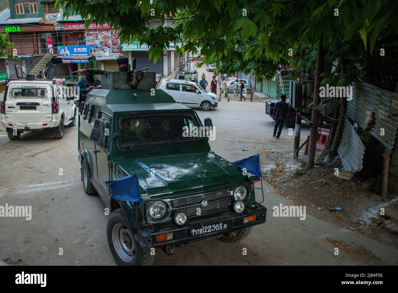 Srinagar, India, 11 maggio 2022, Srinagar, Jammu e Kashmir, India: Il veicolo paramilitare indiano arriva all'ufficio governativo nella zona di Chadoora nel distretto centrale di Budgam del Kashmir, dove un dipendente della comunità Kashmiri Pandit è stato ucciso da militanti. Questo attacco arriva un giorno dopo due incontri separati nei distretti di Bandipora e Anantnag nella regione contesa. (Credit Image: © Faisal Bashir/SOPA Images via ZUMA Press Wire) Foto Stock