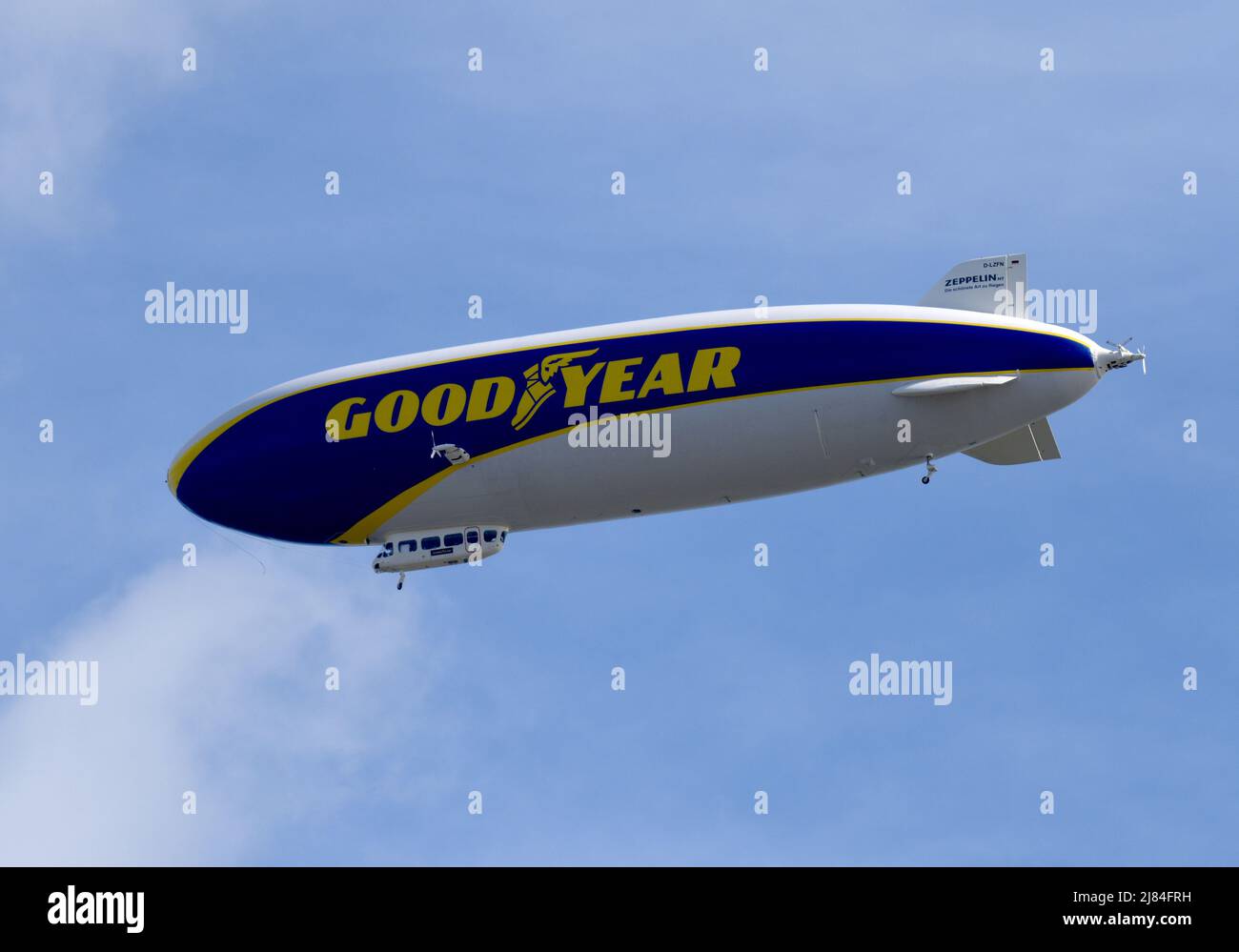 12/05/2022 Gravesend Regno Unito il Goodyear Blimp sorvolando la città Kent di Gravesend. Il veliero 59m fa parte di una flotta di velieri che operano con il pneumatico Foto Stock