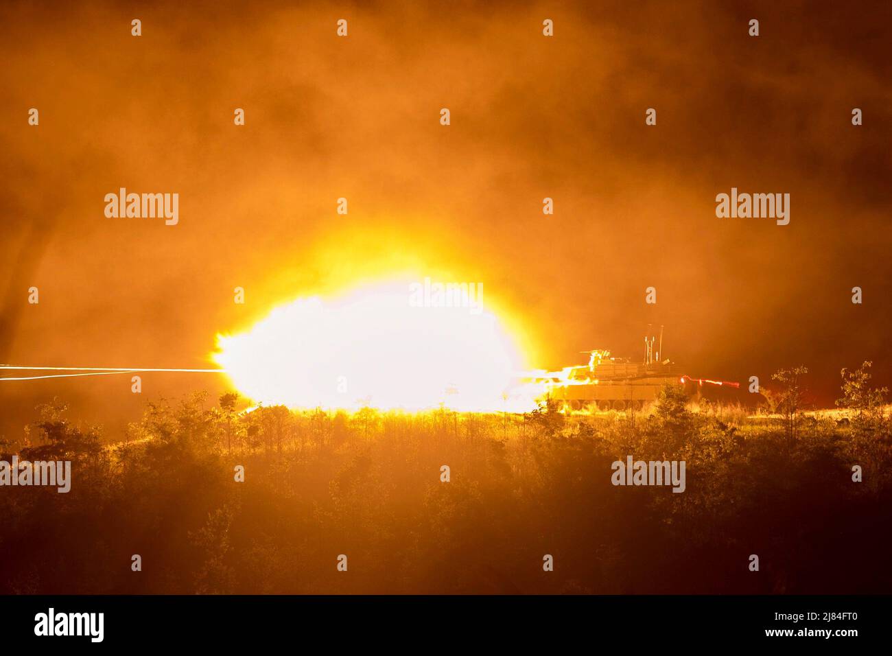 Fort Benning, Georgia, Stati Uniti. 4th maggio 2022. Un M1A2 SEPv2 Abrams Tank scotta in giù durante la tabella VI notte fuoco porzione di Sullivan Cup a Fort Benning, Georgia, 4 maggio 2022. La Sullivan Cup mette in evidenza e convalida la formazione e l'istruzione necessarie per sfruttare i più recenti progressi della modernizzazione dell'armatura a supporto delle squadre di combattimento e delle formazioni di cavalleria Armored Brigade. Credit: U.S. Army/ZUMA Press Wire Service/ZUMAPRESS.com/Alamy Live News Foto Stock