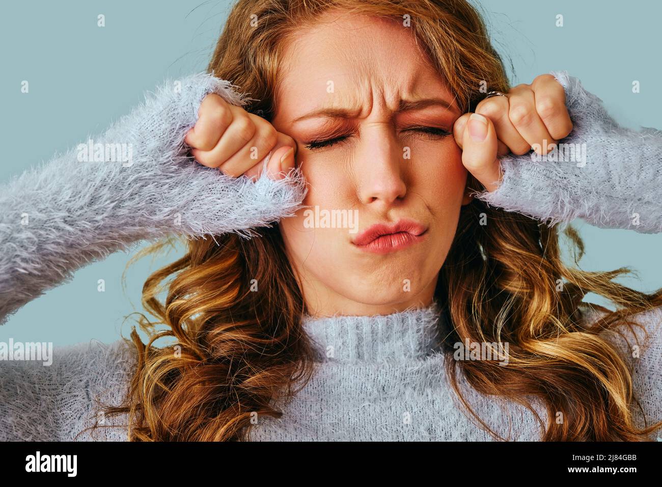 ritratto di una giovane donna preoccupata con mal di testa dolore stress Foto Stock