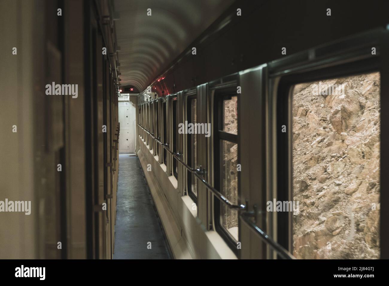Vista interna di un treno senza persone e finestre. Foto Stock