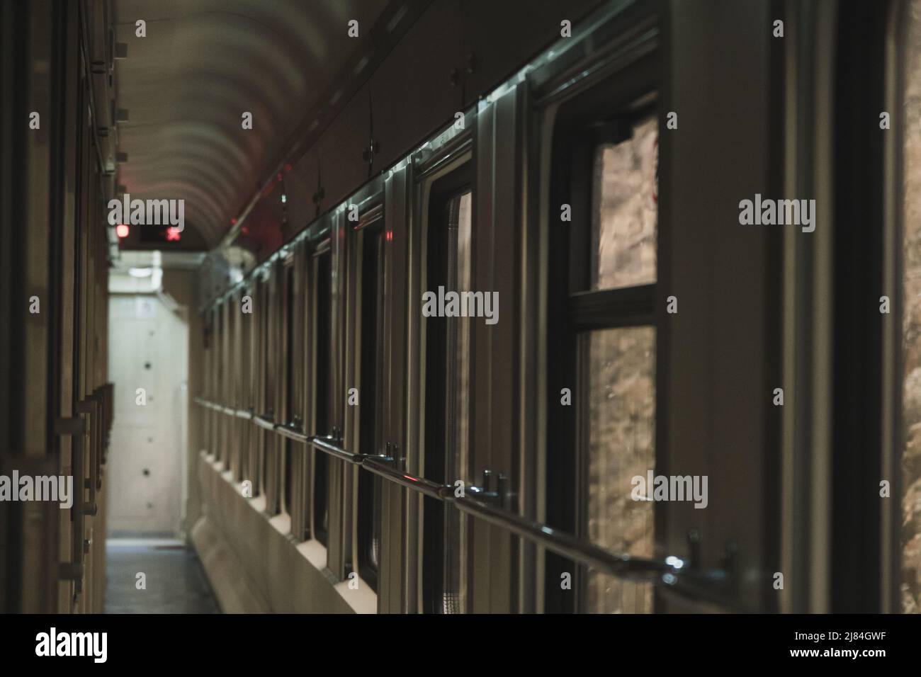 Vista interna di un treno senza persone e finestre. Foto Stock