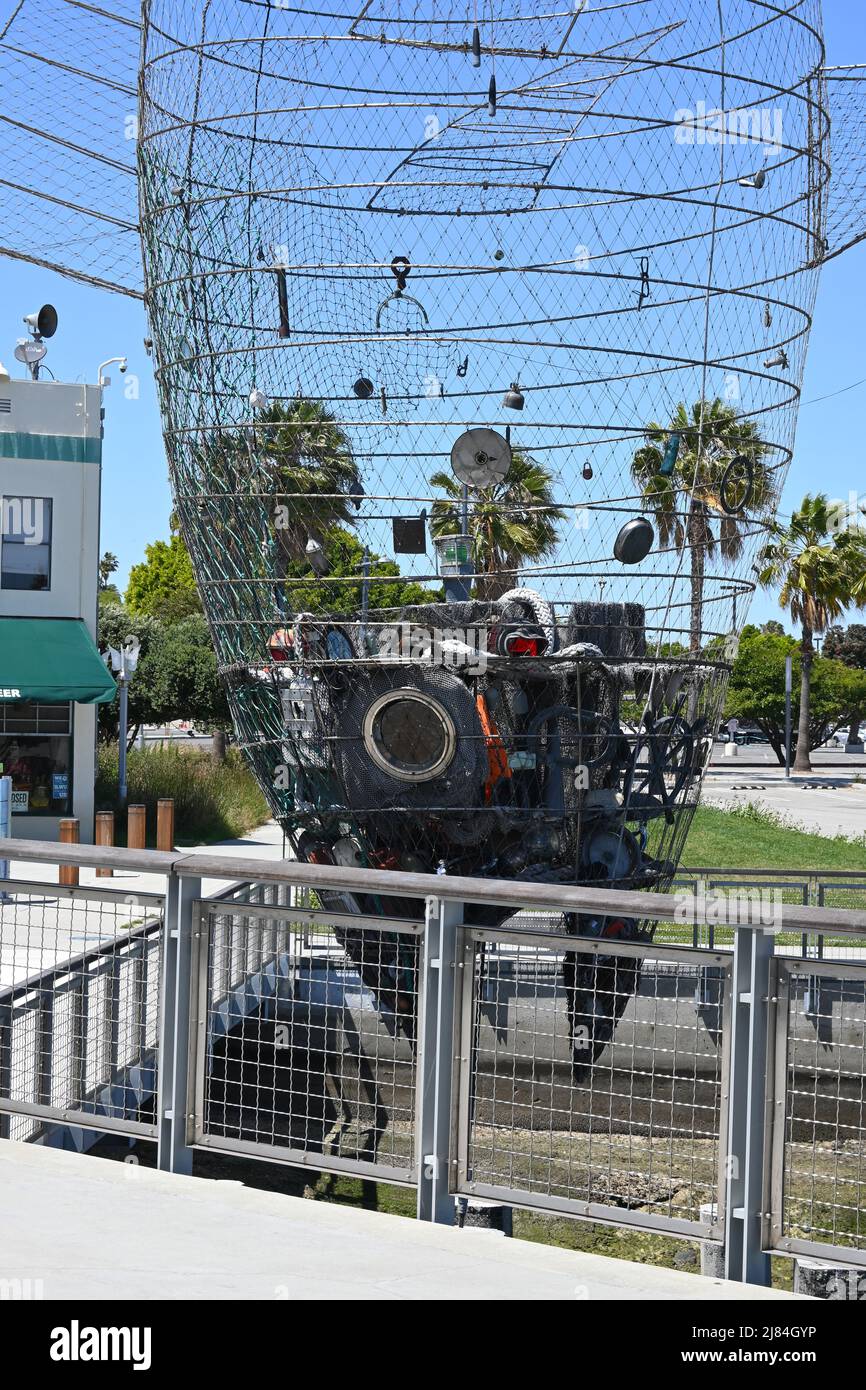 SAN PEDRO, CALIFORNIA - 11 MAGGIO 2022: La scultura alta 40 metri, Ghost Fish 107, è a forma di un enorme tonno rosso, un omaggio a San Pedro Foto Stock