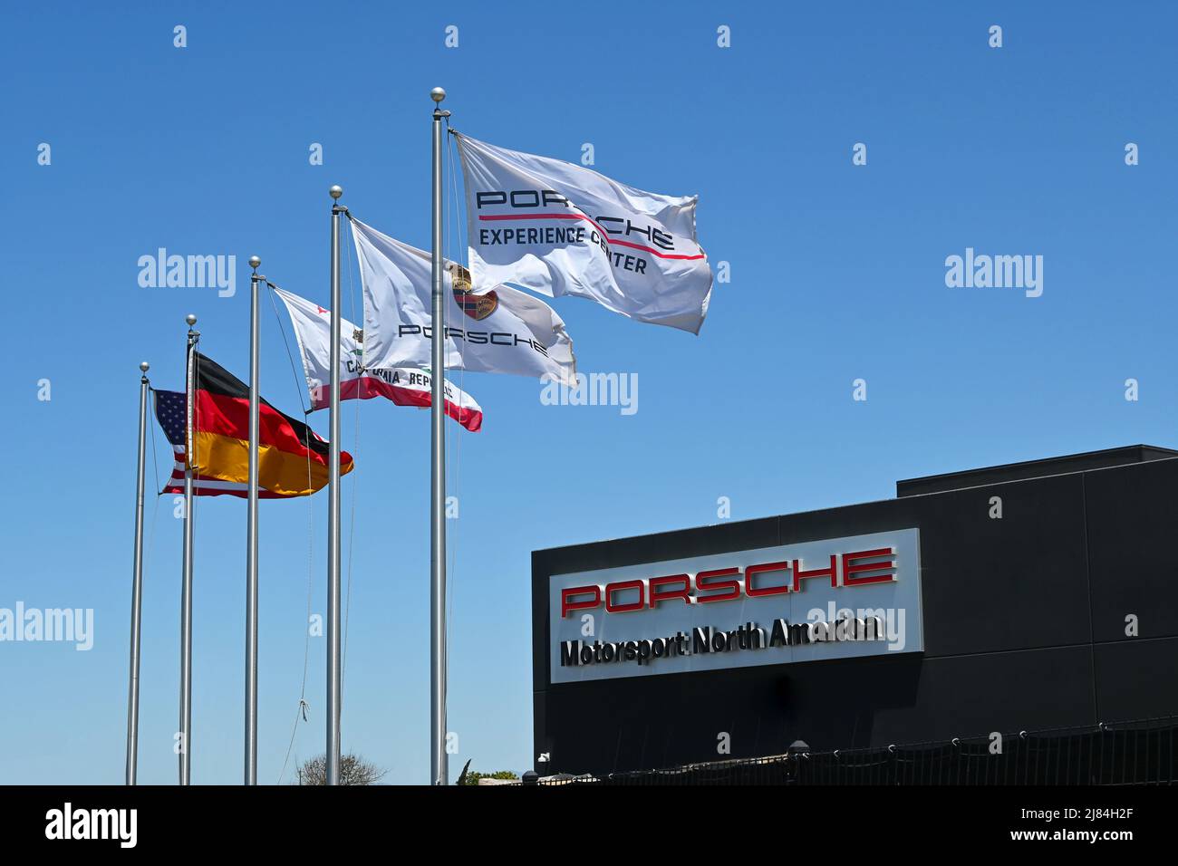 CARSON, CALIFORNIA - 11 MAGGIO 2022: Bandiere e firmare al Porsche Experience Center dove i piloti possono godere di una varietà di esperienze su un tracciato di 53 acri. Foto Stock