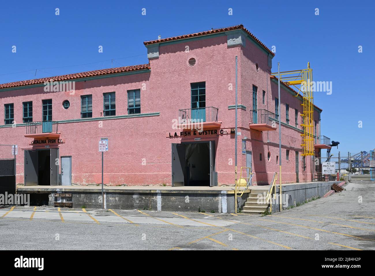 SAN PEDRO, CALIFORNIA - 11 MAGGIO 2022: LA Fish and Oyster Company e Catalina Fish Co. Sul canale principale nel porto di Los Angeles. Foto Stock