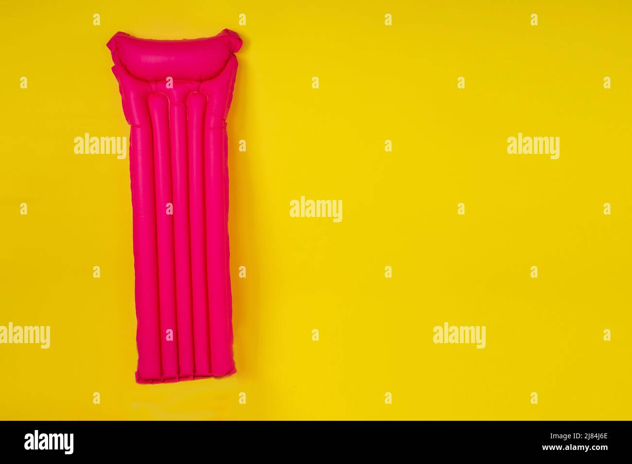 materassi rosa in studio sfondo giallo copespase mock-up Foto Stock