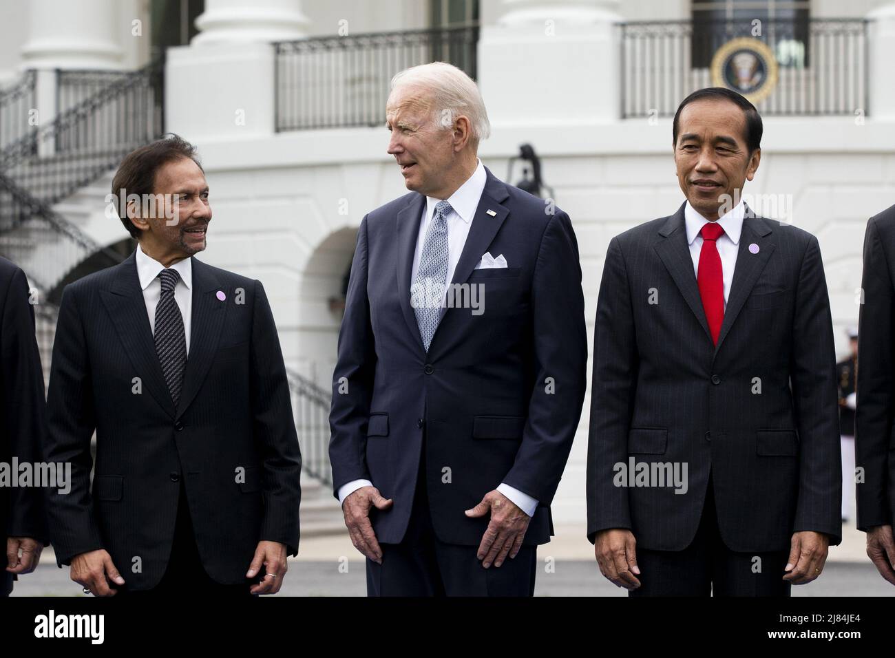 Il presidente DEGLI STATI UNITI Joe Biden (C) è in piedi con il sultano Haji Hassanal Bolkiah (L) di Brunei e il presidente dell'Indonesia Joko Widodo (R) e altri leader del vertice speciale dell'ASEAN USA durante una foto di famiglia sul prato meridionale della Casa Bianca a Washington, DC, giovedì 12 maggio, 2022 Biden ha accolto i leader dei paesi ASEAN e il segretario generale dell'ASEAN presso la Casa Bianca, in occasione della convocazione del vertice speciale USA-ASEAN, il secondo vertice speciale dal 2016. Il vertice dovrebbe affrontare la risposta del COVID-19 e la sicurezza sanitaria globale, il cambiamento climatico e lo sviluppo sostenibile. Foto di Michael Re Foto Stock