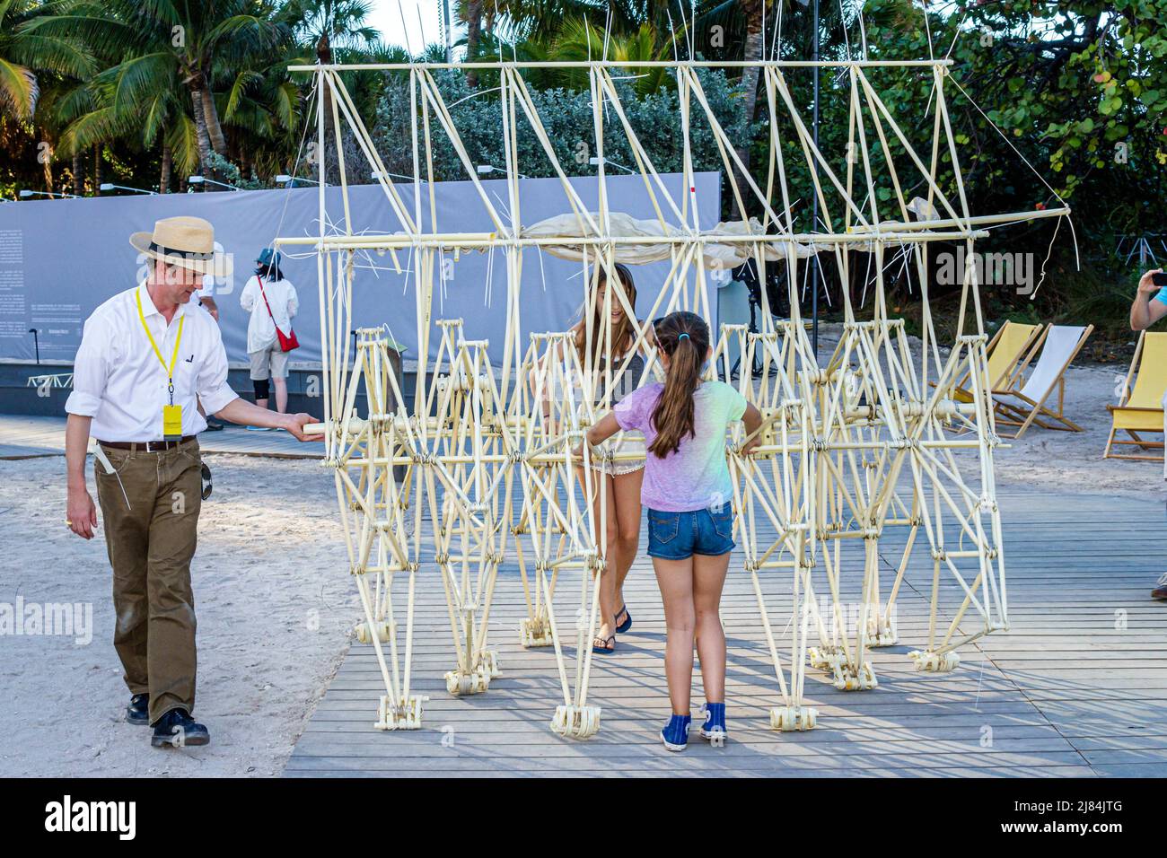 Miami Beach Florida, Collins Park Art Basel artista Theo Jansen, Strandbeests, cinetica scupture che controlla la ragazza in movimento bambino femmina Foto Stock