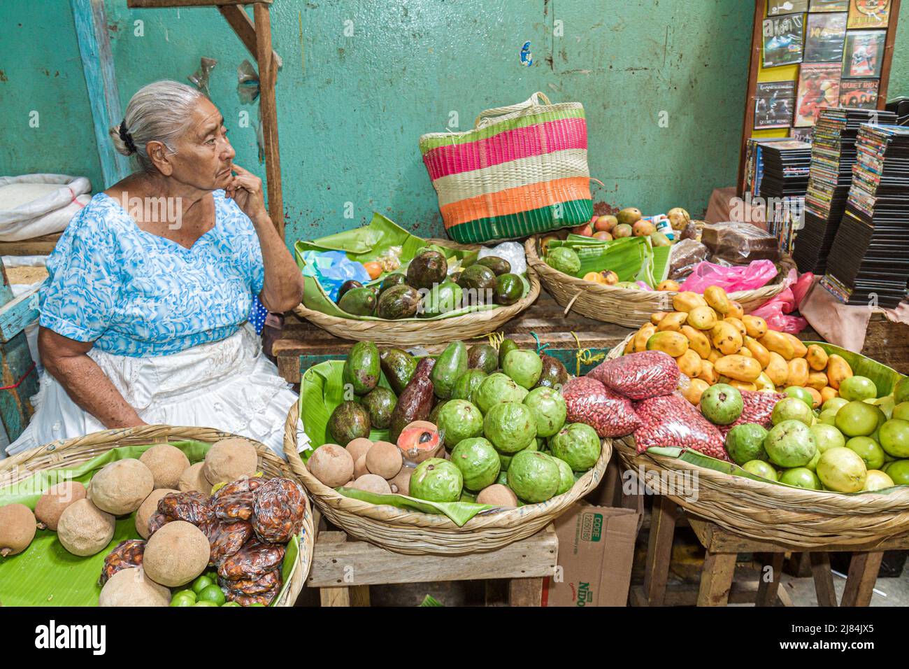 Managua Nicaragua, Mercado Roberto Huembes mercato, prodotti per lo shopping, vendita del mercato venditore, cestini di frutta tropicale avocado fagioli di mamey sapote mango Foto Stock