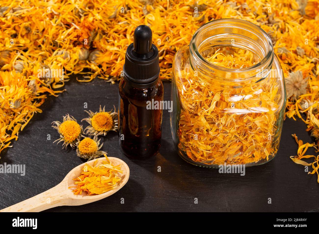 Calendula officinalis - olio Calendula in Drosipper cosmetico scuro Foto Stock