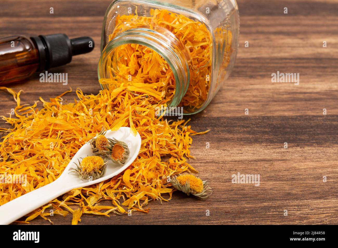 Caléndula officinalis Hierba Asterácea - fiori di calendula essiccati Foto Stock
