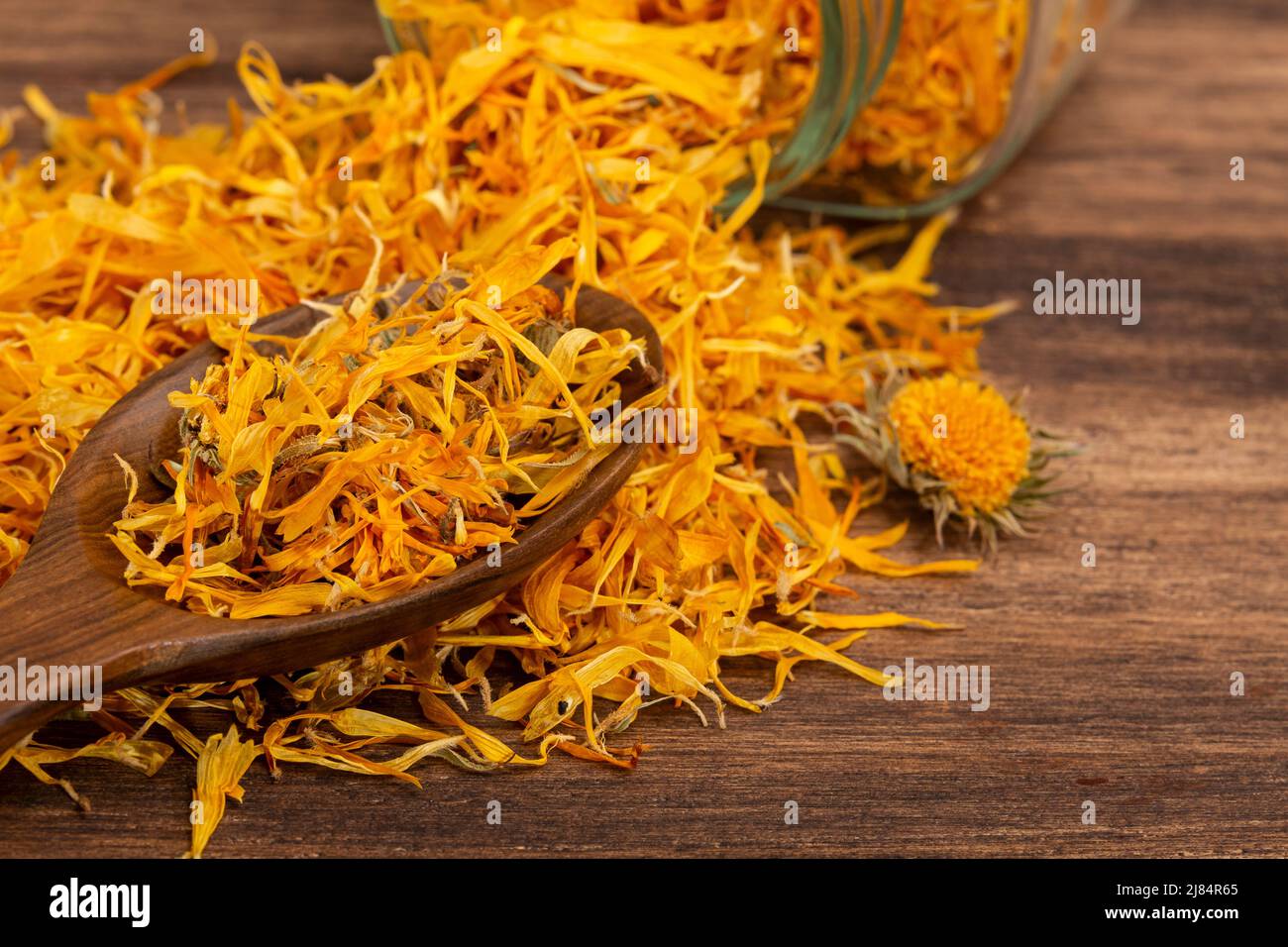 Caléndula officinalis Hierba Asterácea - fiori di calendula essiccati Foto Stock