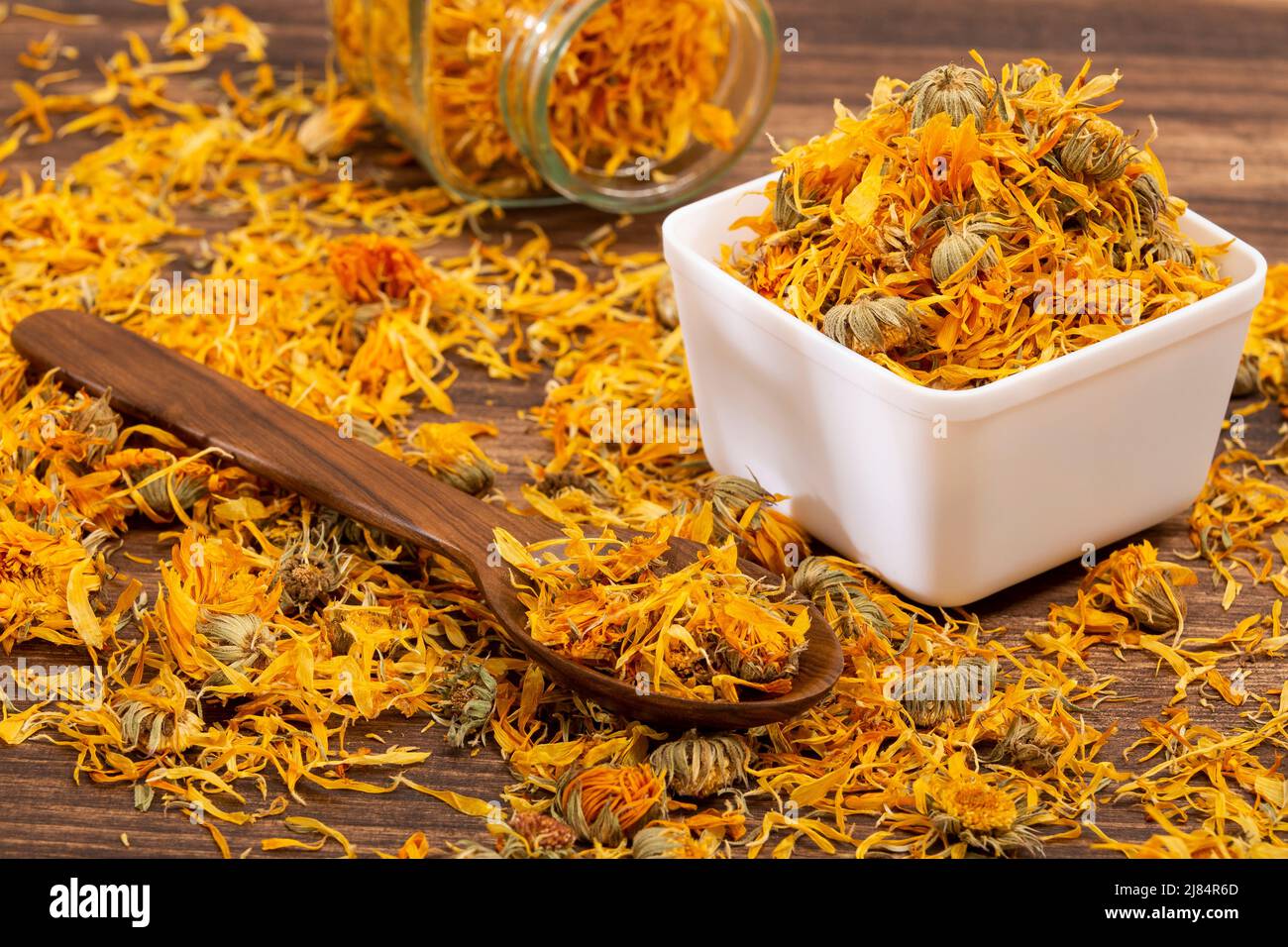 Caléndula officinalis Hierba Asterácea - fiori di calendula essiccati Foto Stock