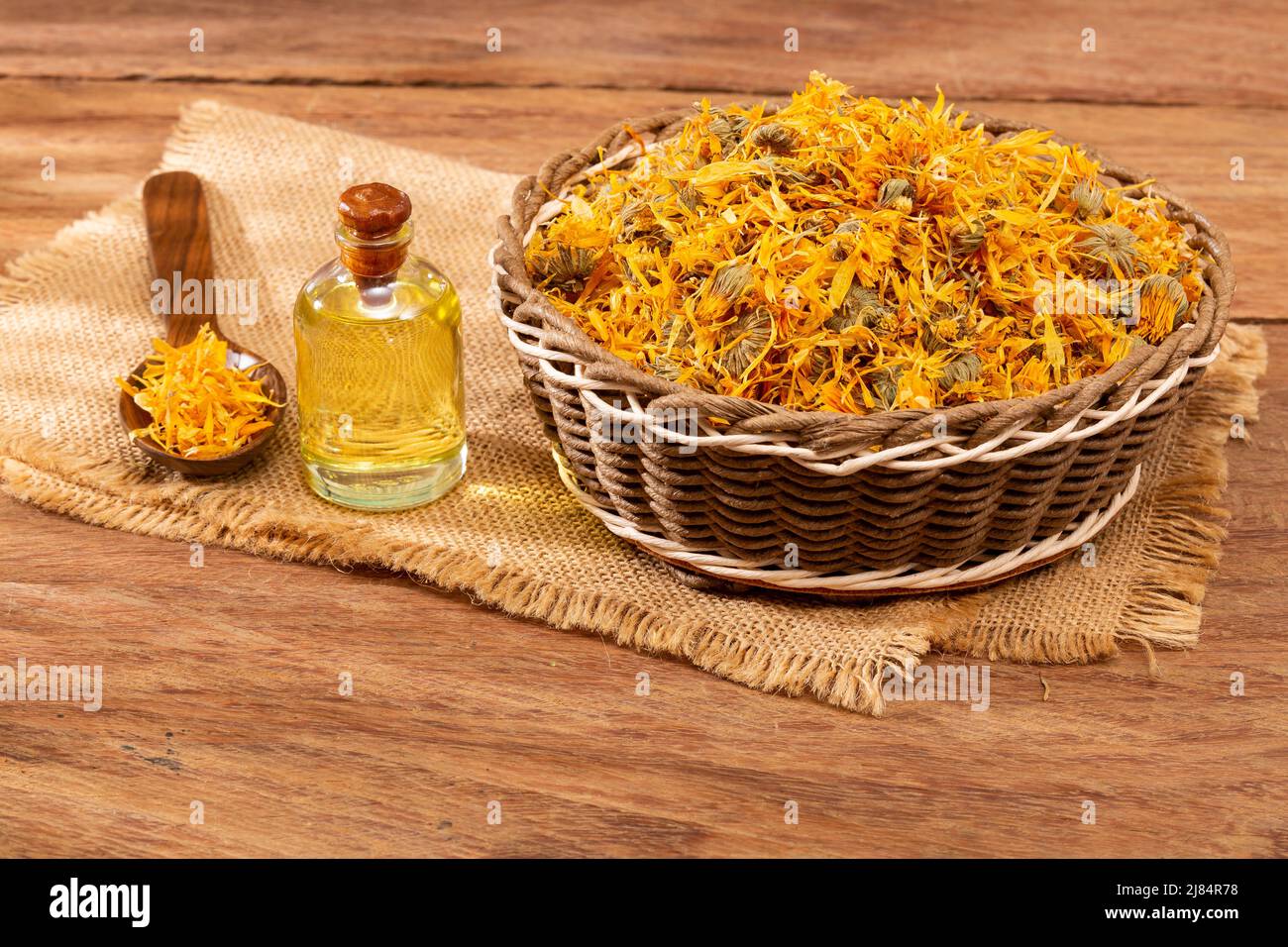 Calendula officinalis - olio Calendula in bottiglia di vetro Foto Stock