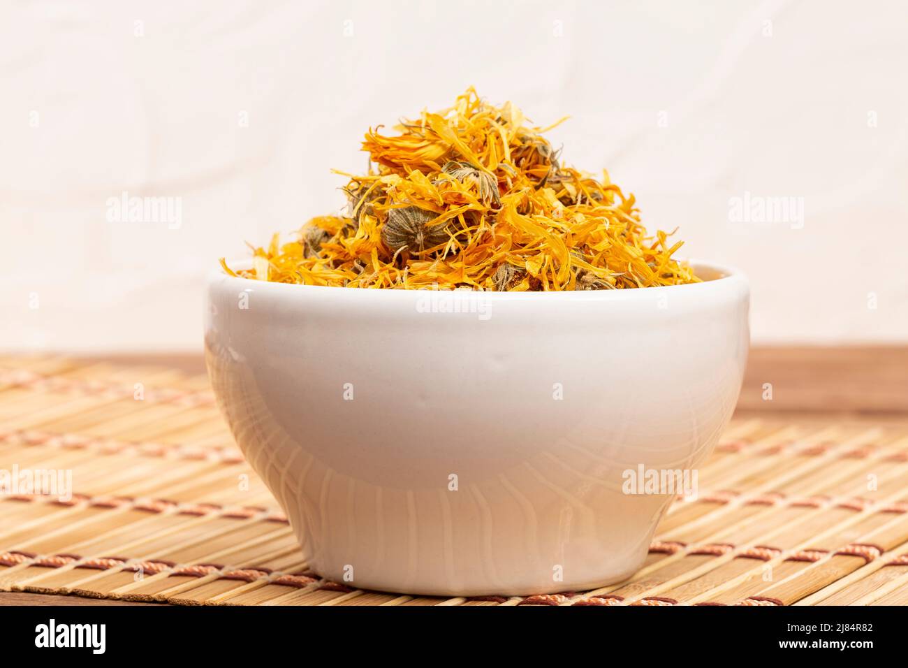 Caléndula officinalis Hierba Asterácea - fiori di calendula essiccati Foto Stock