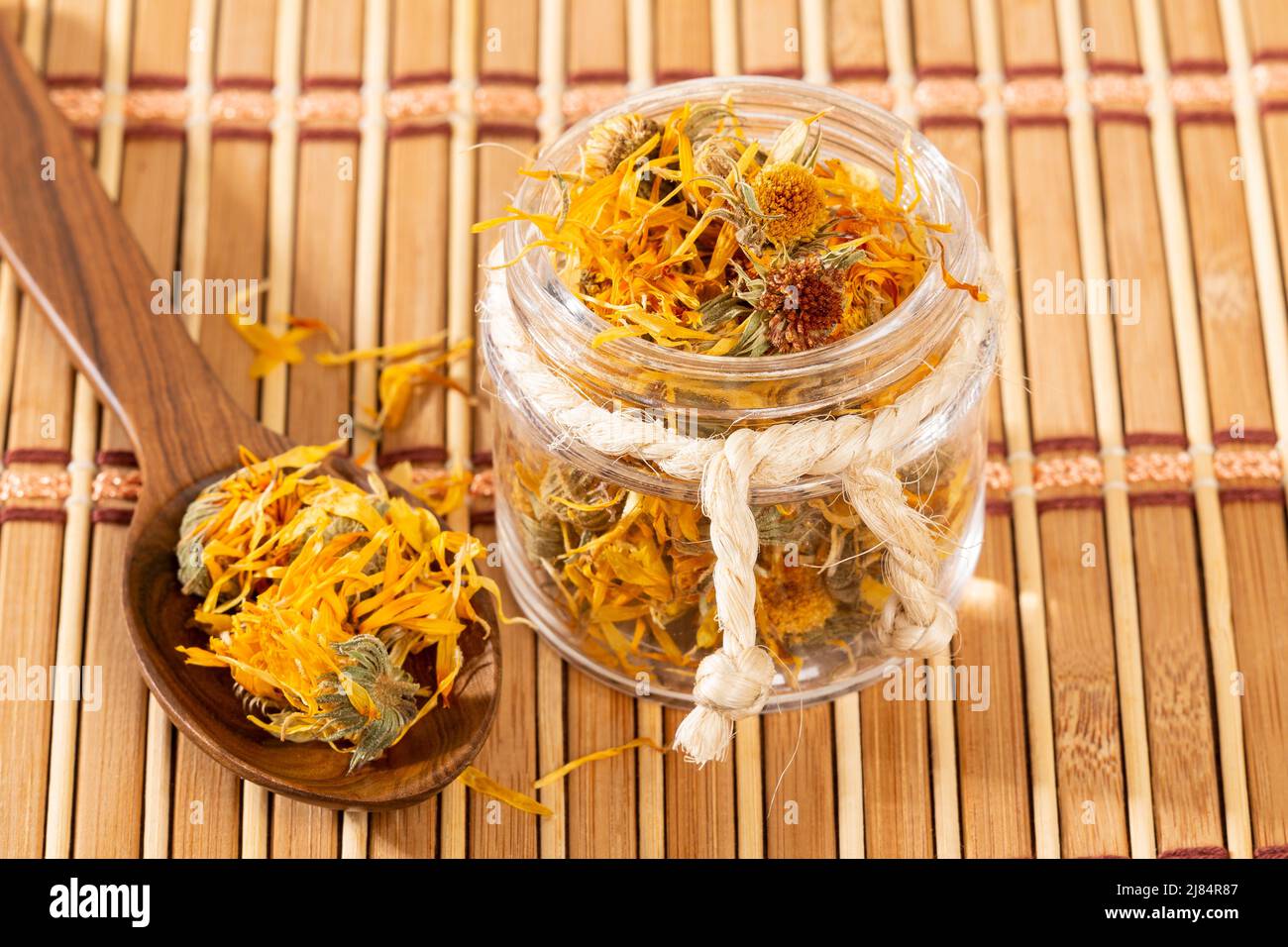 Caléndula officinalis Hierba Asterácea - fiori di calendula essiccati Foto Stock