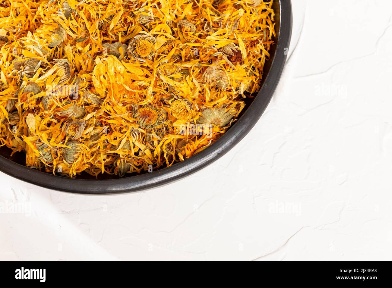 Caléndula officinalis Hierba Asterácea - fiori di calendula essiccati Foto Stock