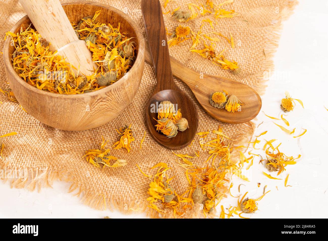 Caléndula officinalis Hierba Asterácea - fiori di calendula essiccati Foto Stock