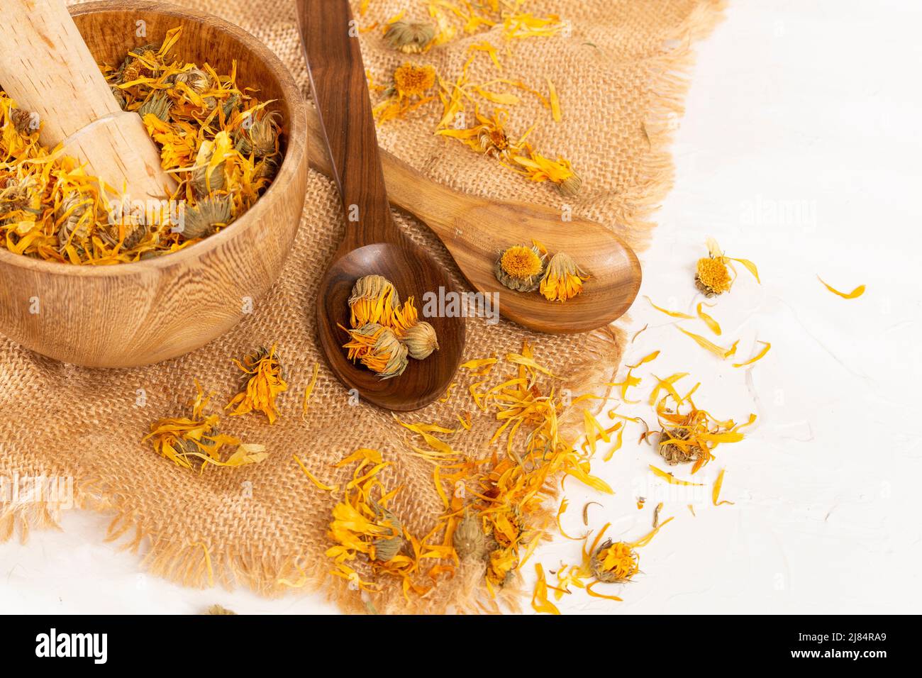 Caléndula officinalis Hierba Asterácea - fiori di calendula essiccati Foto Stock