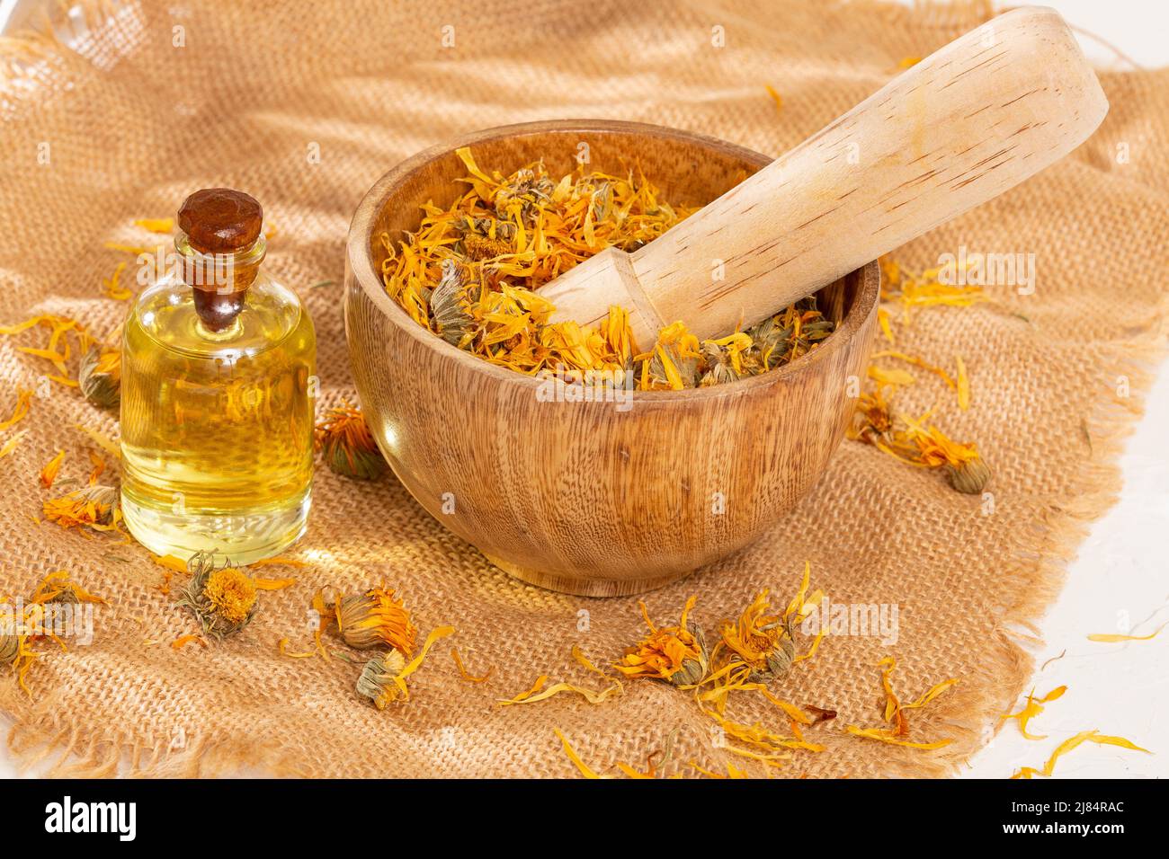 Calendula officinalis - olio Calendula in bottiglia di vetro Foto Stock