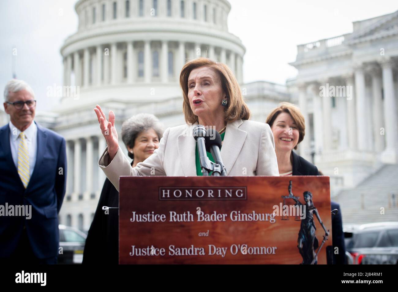 Il relatore della Camera dei rappresentanti degli Stati Uniti Nancy Pelosi (democratico della California) offre osservazioni durante una conferenza stampa che celebra il passaggio della legislazione per onorare i giudici della Corte Suprema Ruth Bader Ginsburg e Sandra Day o' Connor al Campidoglio degli Stati Uniti a Washington, DC, giovedì 12 maggio 2022. Credit: Rod Lammey/CNP /MediaPunch Foto Stock