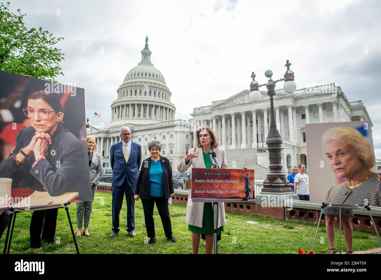 Il relatore della Camera dei rappresentanti degli Stati Uniti Nancy Pelosi (democratico della California) offre osservazioni durante una conferenza stampa che celebra il passaggio della legislazione per onorare i giudici della Corte Suprema Ruth Bader Ginsburg e Sandra Day o' Connor al Campidoglio degli Stati Uniti a Washington, DC, giovedì 12 maggio 2022. Credit: Rod Lammey/CNP /MediaPunch Foto Stock