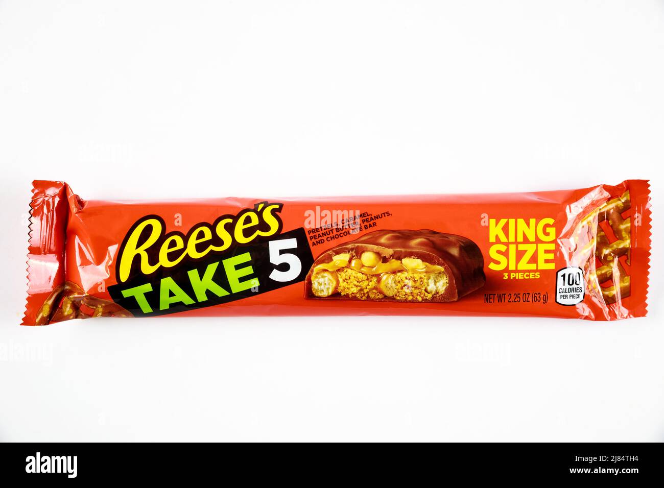 Reeses prende 5 con pretzel e barretta di cioccolato al latte caramello isolato su uno sfondo bianco. Foto Stock