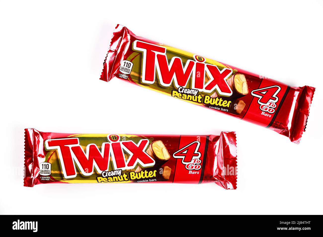 Biscotti Twix ricoperti di cioccolato al latte isolato su sfondo bianco. Foto Stock